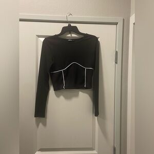 women’s black long sleeve crop top